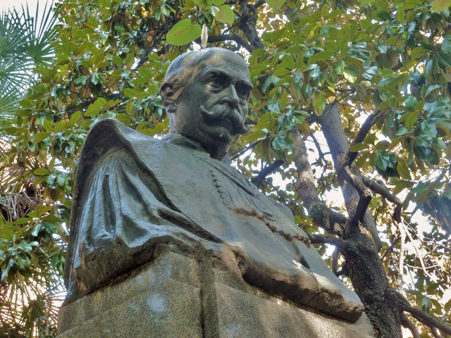 Busto di A. Righi nel giardino dell'Istituto di Fisica 