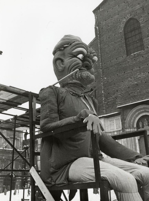 immagine di Capodanno 1979 - 1980 Il Vecchione in Piazza Maggiore 