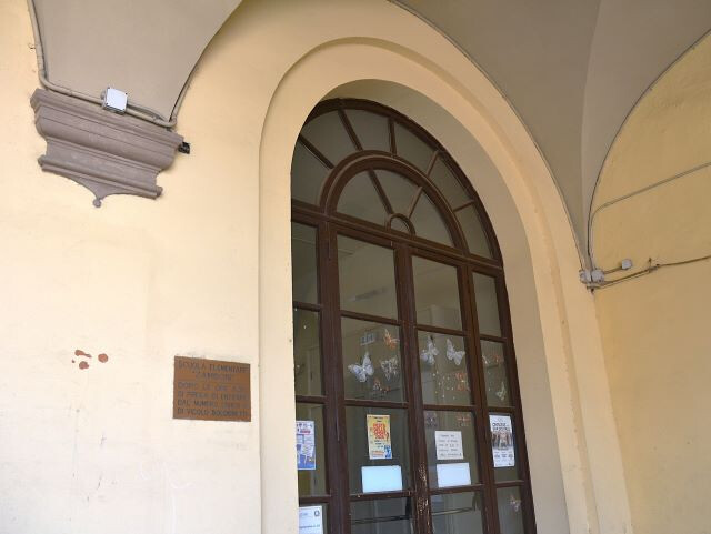 Ingresso della scuola elementare "Zamboni"