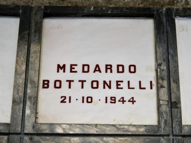 Tomba di Medardo Bottonelli (Medaglia d'Argento al V.M.) nel sacrario dei partigiani - Cimitero della Certosa (BO)