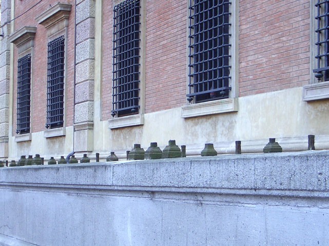 Resti delle recinzioni del palazzo dei Tribunali donati per la Raccolta del Ferro