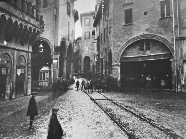 Piazza di Porta Ravegnana all'incrocio con via Castiglione