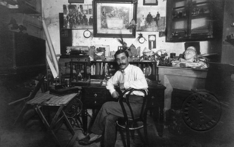 ALBERT SAMAMA CHIKLY, PRINCIPE DEI PIONIERI_n.jpg