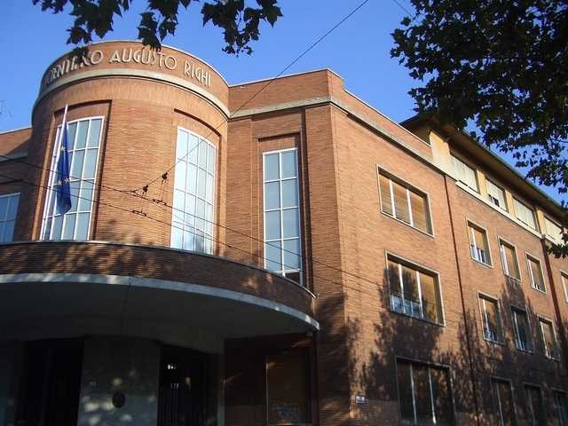 L'edificio del liceo Righi (BO) da viale Pepoli
