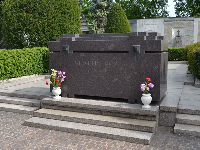 La tomba di Giuseppe Dozza nel cimitero della Certosa (BO)
