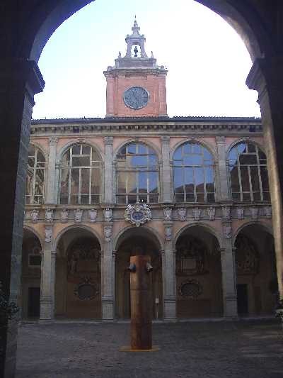 Ingresso al palazzo dell'Archiginnasio - di fronte l'ala orientale distrutta dal bombardamento del 29 gennaio 1944