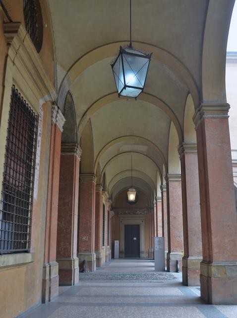 Palazzo Ranuzzi già Ruini - portico della corte