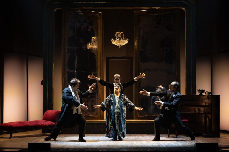 immagine di MAGNIFICA PRESENZA 