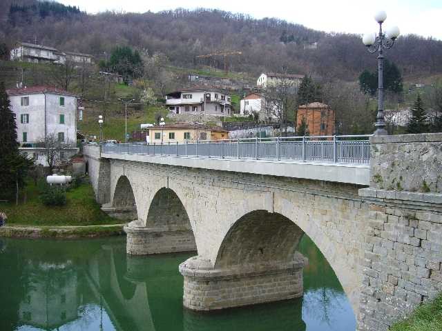 Il ponte che attraversa il lago di Castel dell'Alpi verso il vecchio borgo