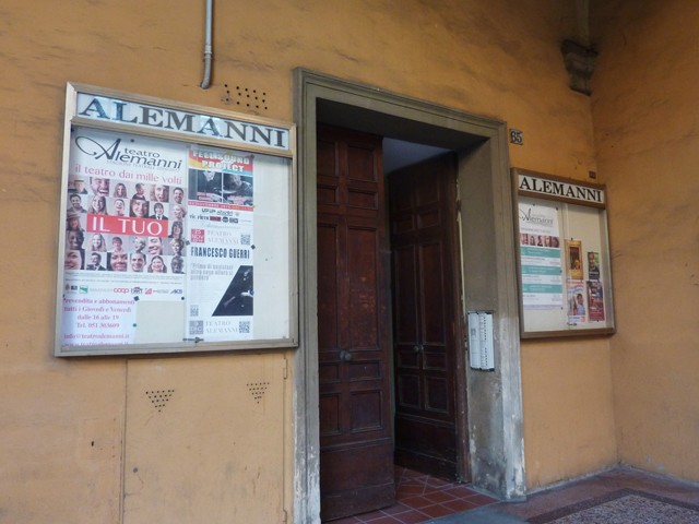 Ingresso al teatrino degli Alemanni su via Mazzini (BO)
