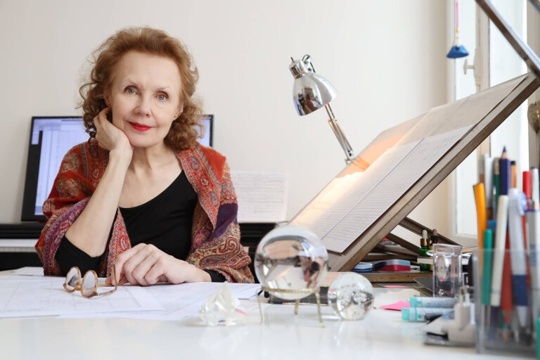 Kaija Saariaho (Working in her studio  Paris, 2019 © Maarit Kytoharju)