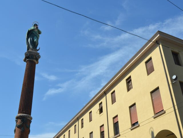 La colonna dell'Immacolata e il convento di San Francesco