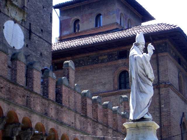 La statua di San Petronio in Piazza di Porta Ravegnana (BO)