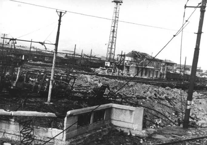 Distruzioni allo scalo ferroviario - Foto: Istituto Parri (BO