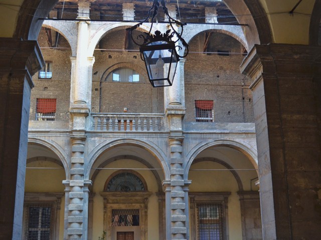 Palazzo Bentivoglio, cortile interno