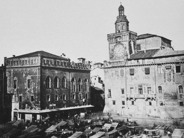 Piazza Maggiore (BO) con il tradizionale mercato