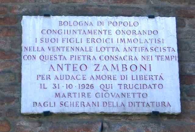 Lapide in memoria di Anteo Zamboni dettata da R. Vighi - piazza Nettuno angolo via Ugo Bassi