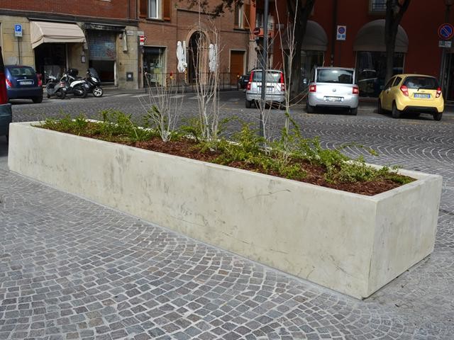 Una delle aiuole allestite nella nuova Piazza San Francesco (BO)
