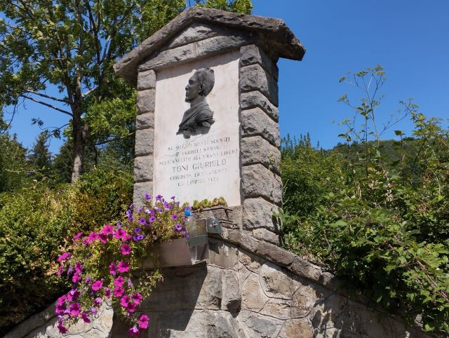 Fontana con lapide dedicata a Toni Giuriolo