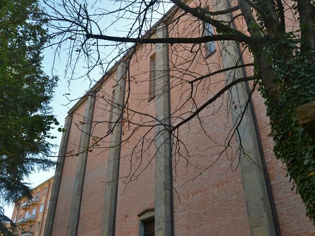 Chiesa parrocchiale della Sacra Famiglia al Meloncello (BO) - lato nord su via Curiel