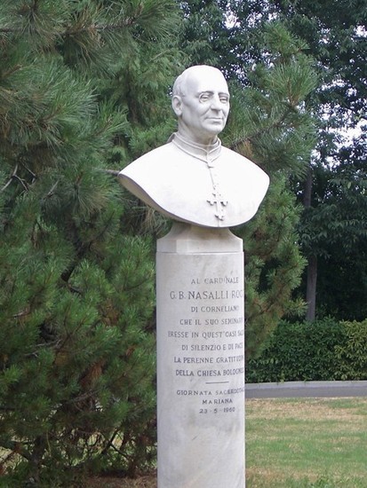 Busto del cardinale Nasalli Rocca nel giardino del Seminario di Villa Revedin (BO)