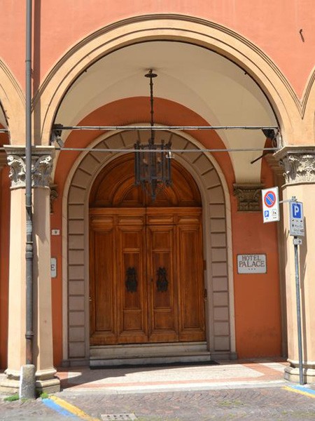 Palazzo Gessi - via Montegrappa - ingresso
