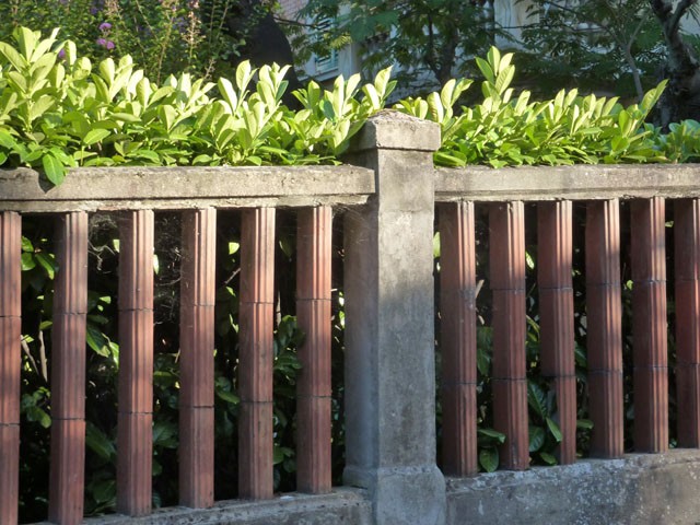 Esempio di recinzione in mattoni probabilmente sostitutiva di quella in metallo dopo la raccolta del Ferro per la Patria
