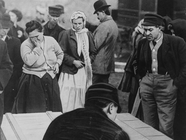 Bare di minatori e parenti in lutto dopo il disastro di Cherry