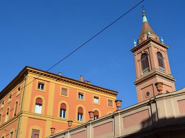 Chiesa di Santa Caterina di Saragozza (BO) - il portico e il campanile