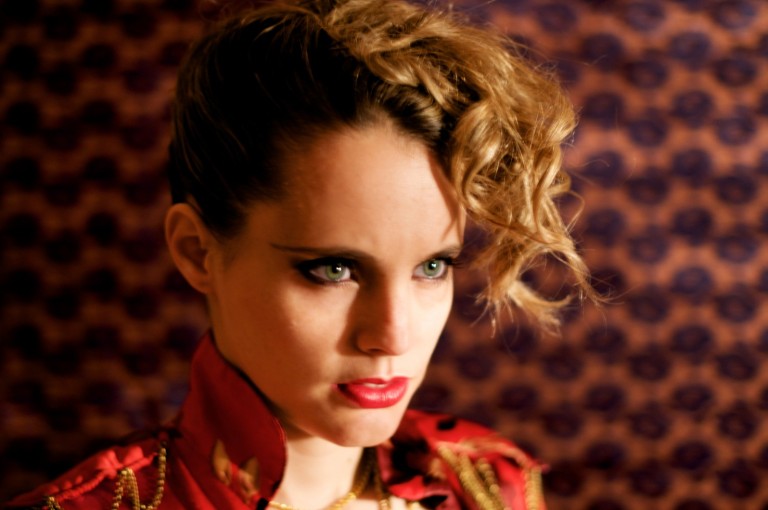 Anna-Calvi-2-pic.jpg