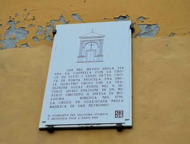 Lapide sul luogo in cui era eretta la croce di Porta Procula