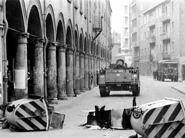 Un blindato in via Belmeloro durante i disordini del marzo 1977