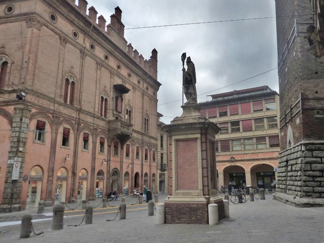 La statua di San Petronio in piazza Ravegnana (BO)
