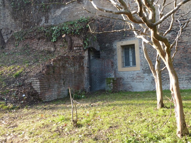 Ingresso del rifugio antiaereo sotto il mausoleo di Carducci (BO)