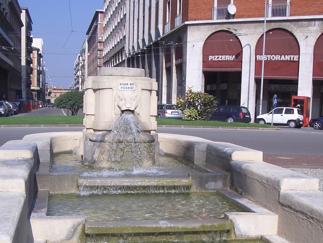 Fontana di piazza dei Martiri - sullo sfondo via Amendola e la stazione ferroviaria (BO)