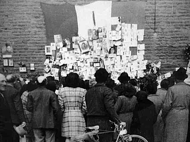 Il sacrario dei partigiani in piazza Nettuno nei giorni della Liberazione 