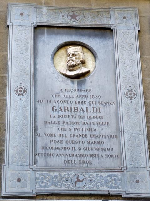 La lapide ricorda il passaggio di Garibaldi a Reggio Emilia 