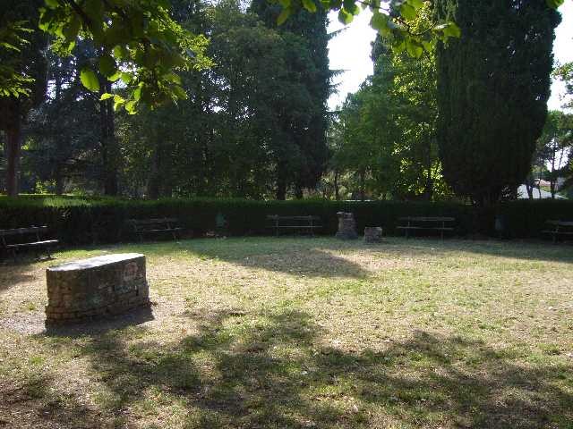 Giardino di Villa delle Rose - i basamenti in pietra ricordano che la villa ospitò le sculture della Galleria d'Arte moderna