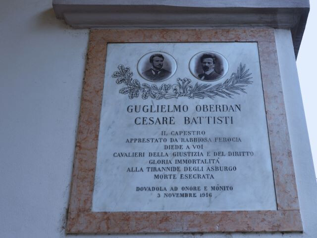Lapide in onore di Guglielmo Oberdan e Cesare Battisti