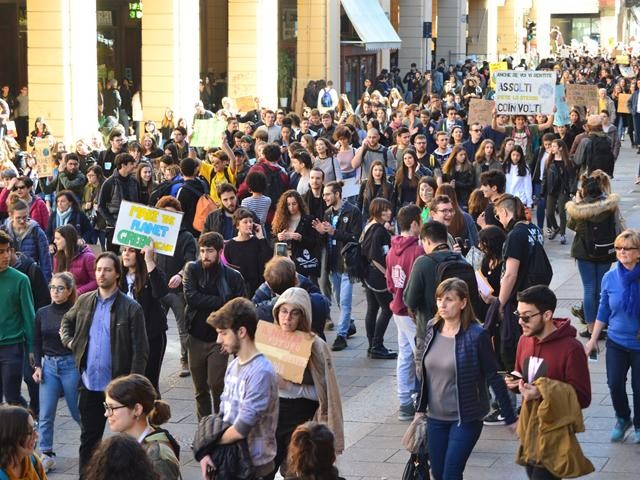 Friday for Future - Il corteo degli studenti per il clima - via U. Bassi (BO)