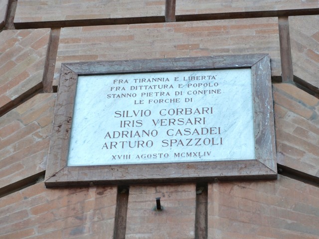 La lapide sul municipio di Forlì ricorda il sacrificio dei partigiani Silvio Corbari, Iris Versari, Adriano Casadei e Arturo Spazzoli