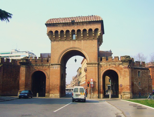 La piazza interna di porta Saragozza (BO)