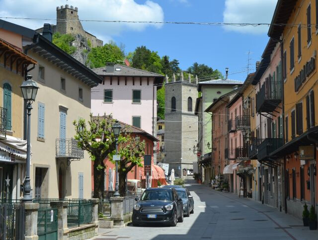 Veduta del paese con il castello