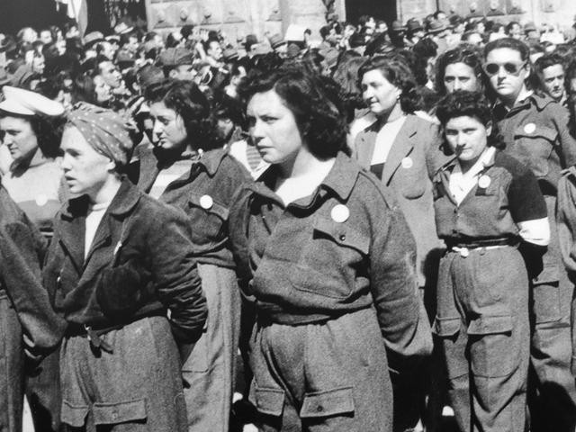 Sfilata delle donne partigiane - Fonte: Museo della Resistenza - Istituto Parri (BO)