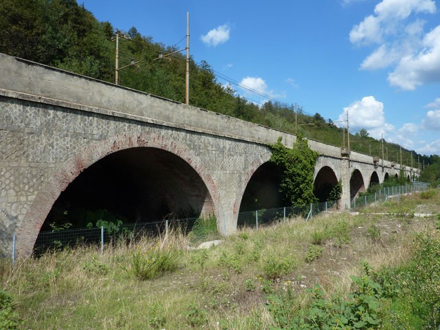 Il viadotto di Gardeletta sulla linea Direttissima nei pressi di Vado (BO)