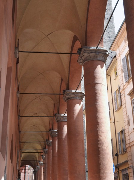 Palazzo Arcivescovile, portico - via Altabella