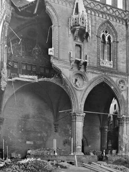 La facciata del Palazzo della Mercanzia distrutta dall'esplosione di una bomba