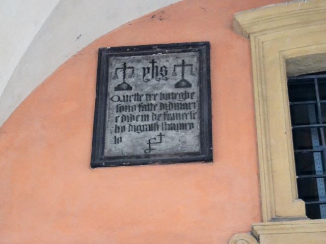 Lapide sotto il portico di Palazzo Galvani