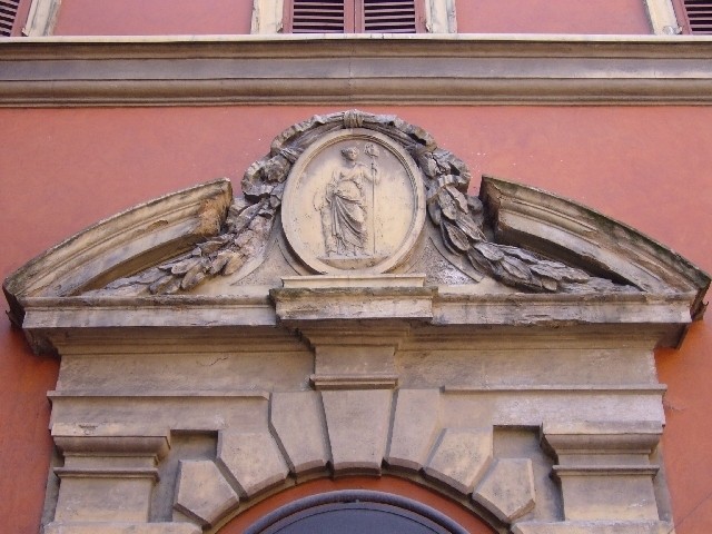 Ex Maternità - lato nord - particolare del portale con simboli napoleonici
