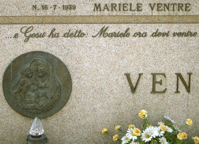 Tomba di Mariele Ventre alla Certosa - particolare